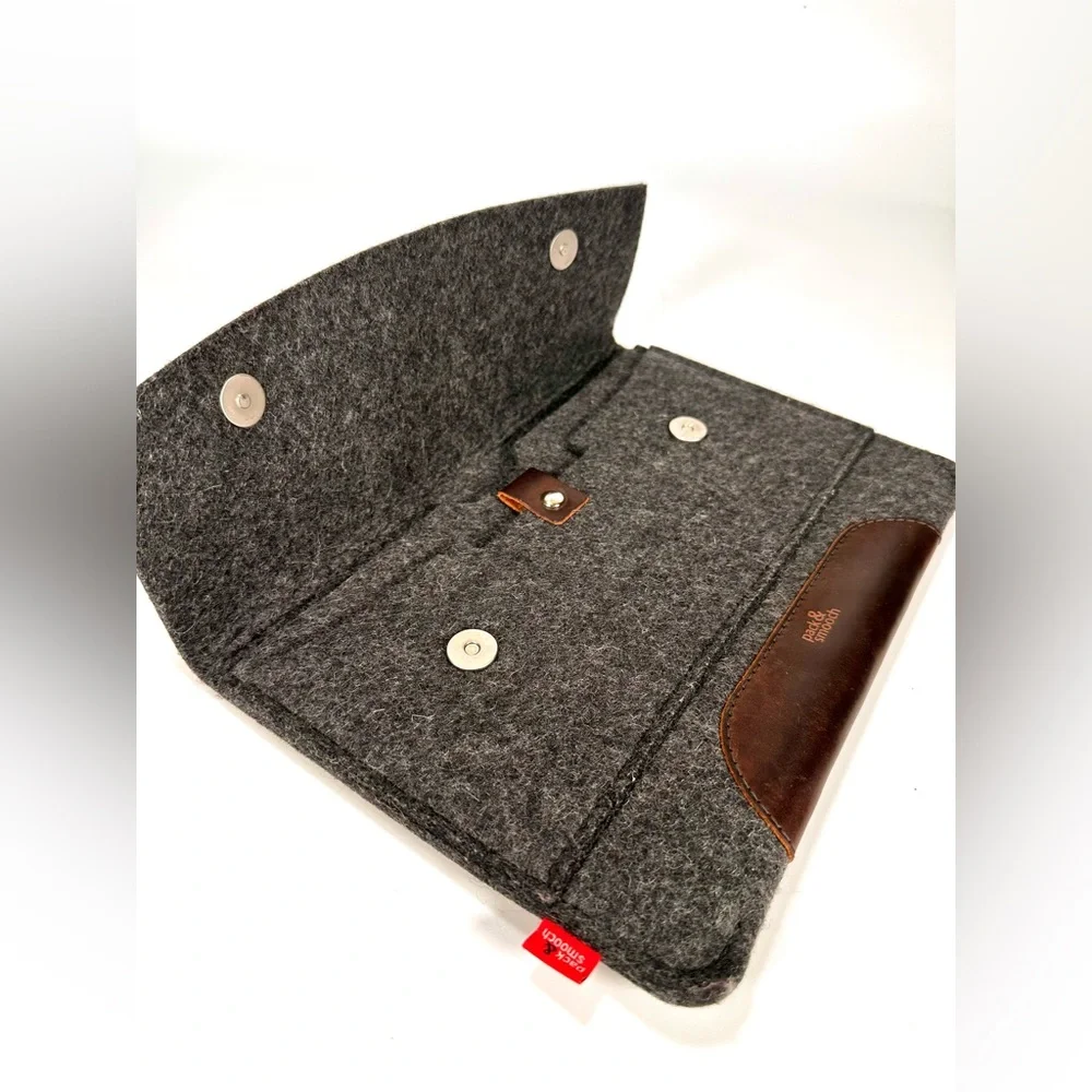 Pack & Smooch for iPad Pro/Air / Sleeve Case. Unisex.100% merino wool felt